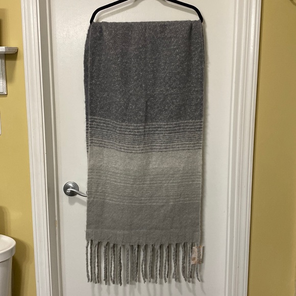 NWT All You Need Is Love Ombre Fringe Scarf - Picture 1 of 4